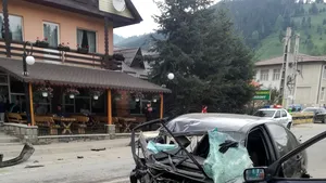 Accident grav în Neamţ. Un tânăr de 19 ani a murit după ce s-a izbit cu maşina de un parapet. FOTO
