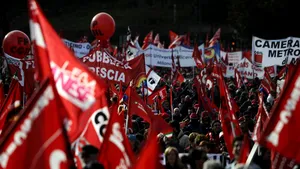 Zeci de mii de italieni demonstrează la Roma pentru apărarea locurilor de muncă