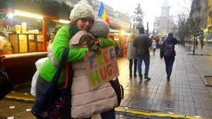 Sute de timişoreni, îmbrăţişaţi în centrul oraşului, în cadrul campaniei 
