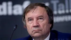 CONFERINŢĂ MEDIAFAX: Dispută avocat - director ANRE pe tema necesităţii unor noi unităţi de producţie a energiei