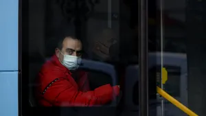 Geamul unui autobuz din Bucureşti a fost spart cu o bilă metalică. În vehicul se aflau călători