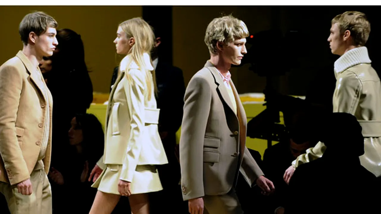 Noua colecţie Prada promovează ţinutele scolăreşti şi clasice - VIDEO şi GALERIE FOTO