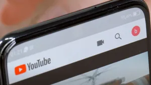 Camera „ascunsă”: ZTE Axon 20 5G este primul telefon care are camera frontală sub ecran
