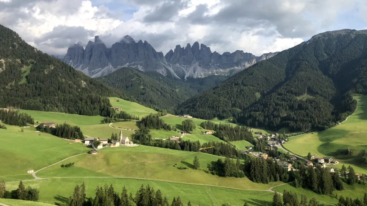 Satul italian care s-a săturat să fie decor pentru Instagram: „Nu lasă nimic în urmă, doar gunoi”