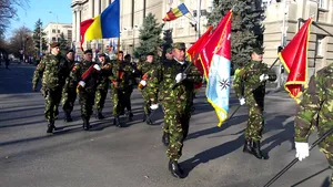 1 DECEMBRIE: Un militar a leşinat la Piteşti în timpul repetiţiilor pentru Ziua Naţională