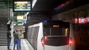 Circulația trenurilor, perturbată la Piața Unirii 2 din cauza unei uși defecte