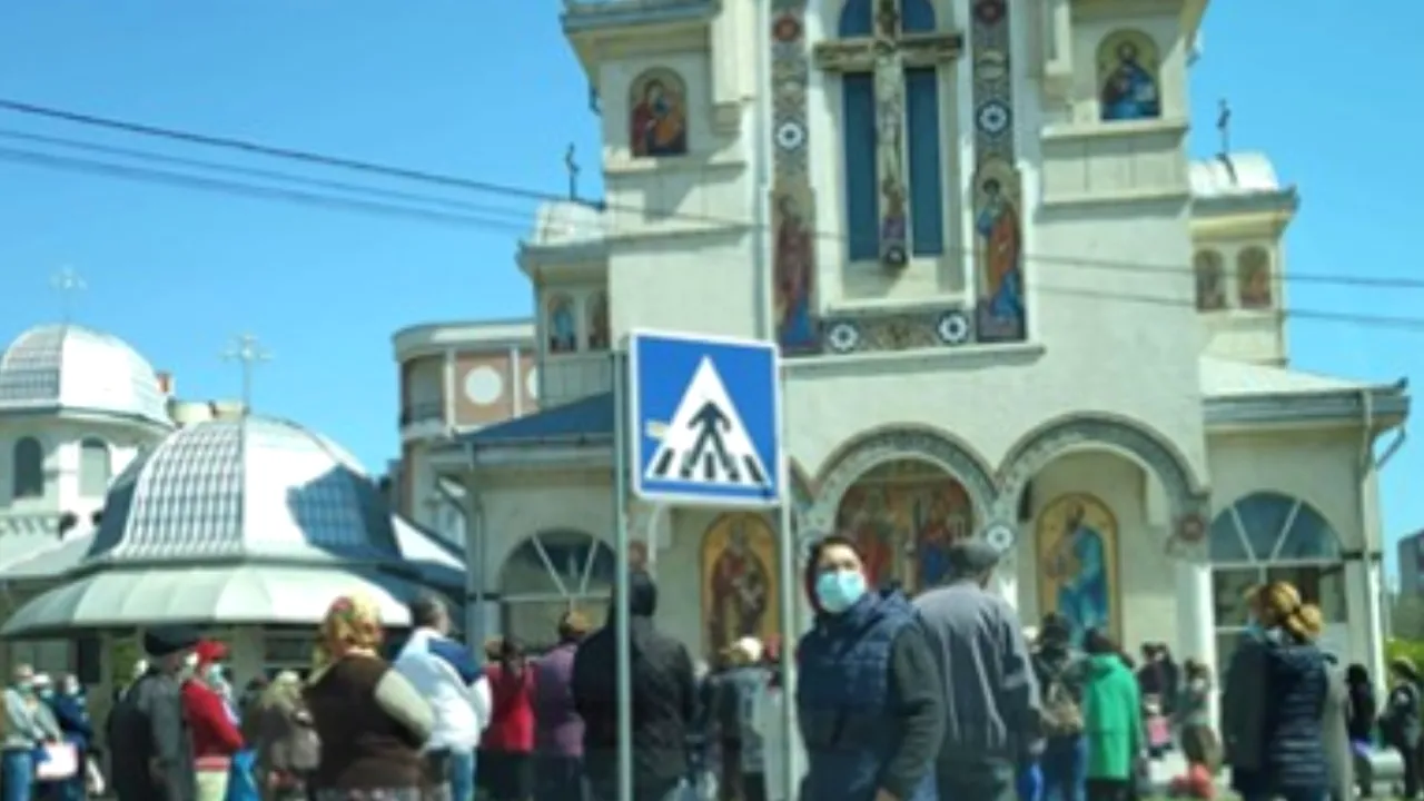 Îmbulzeală de Izvorul Tămăduirii, la Năvodari. Zeci de oameni s-au strâns la biserică să ia aghiasmă
