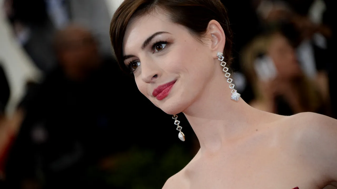 Actriţa Anne Hathaway a anunţat printr-un mod inedit că este însărcinată cu al doilea copil | FOTO