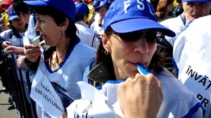 Peste 150 de sindicalişti din învăţământ au pichetat sediul Ministerului Educaţiei