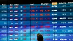 Piețele asiatice scad, în timp ce traderii se pregătesc pentru datele cheie din SUA