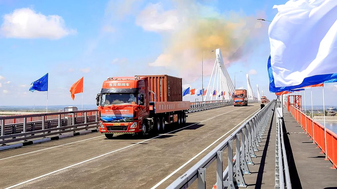 Rusia îşi întăreşte prietenia cu China. Devine funcţional primul pod rutier între cele două ţări, peste râul Amur 