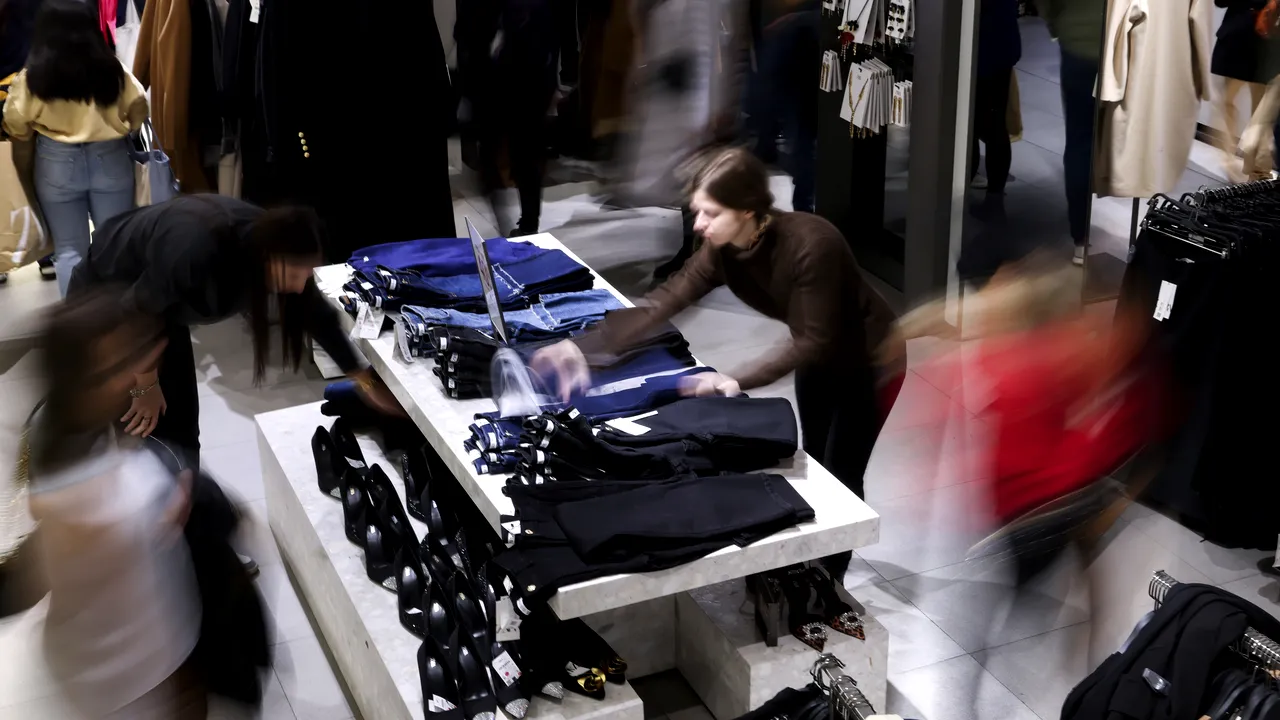 Moda, vedeta comerţului românesc în 2022. Vânzările de haine şi pantofi au crescut în unele luni cu 20-30%