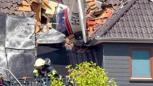 Accident grav în Germania: un avion de mici dimensiuni s-a înfipt în acoperișul unei case, iar zona a fost evacuată