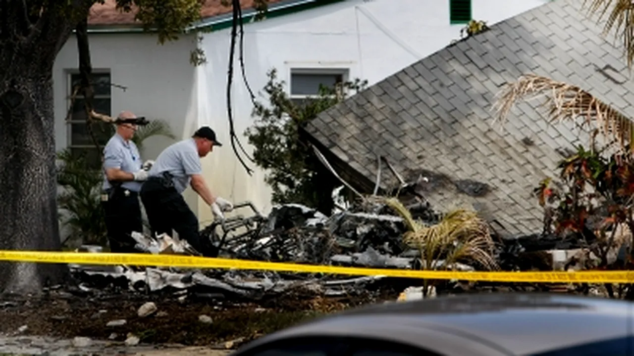 Florida: Un avion de mici dimensiuni s-a prăbuşit peste o casă - VIDEO