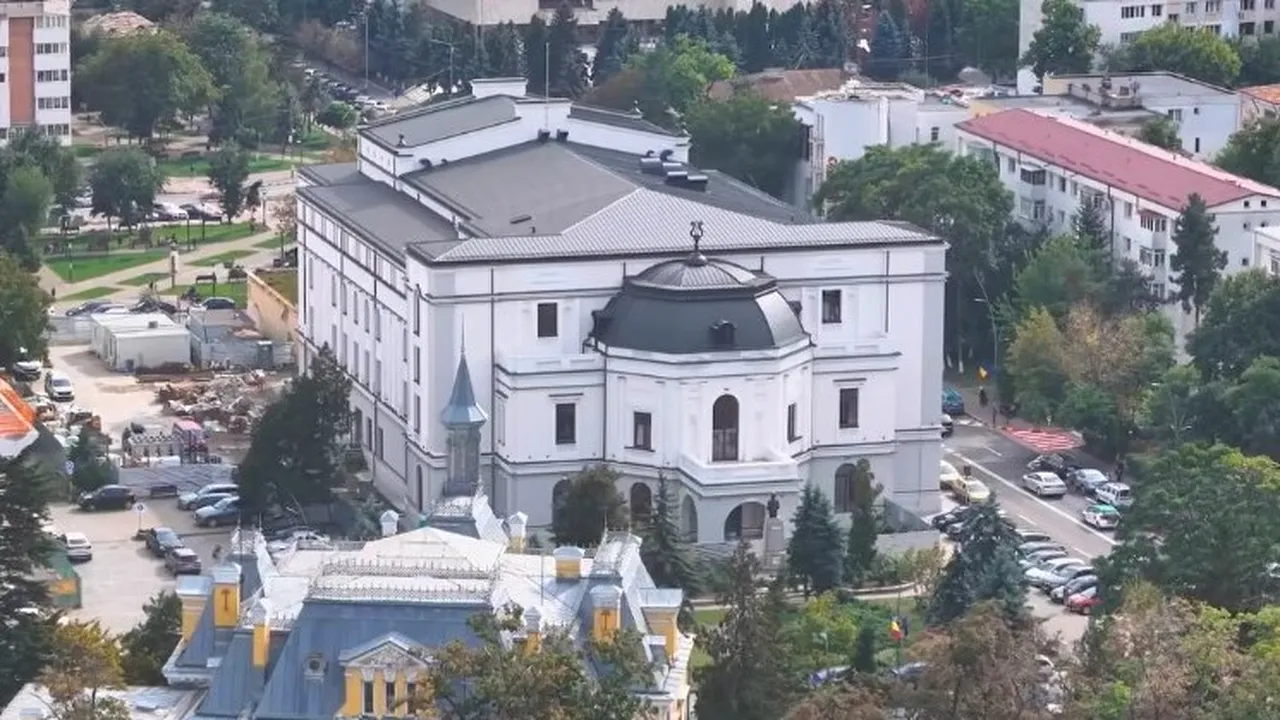 Teatrul „Mihai Eminescu” din Botoşani îşi primeşte din nou spectatorii. Reabilitarea a durat 10 ani