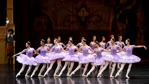 Un sărut, o vrajă, o lume întreagă suspendată între vis și destin - „Frumoasa din Pădurea Adormită” transformă scena Operei Naționale București într-un regat al emoției pure