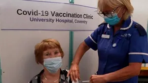 Prima persoană din lume vaccinată anti-COVID cu Pfizer a primit a treia doză