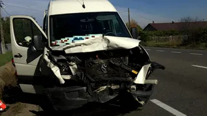 Accident grav în Bacău: Şase răniţi, după ce un microbuz de transport persoane şi o maşină s-au ciocnit - FOTO