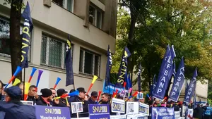Angajaţii din sistemul penitenciar protestează în faţa sediului ANP. Proteste şi în Bistriţa / 19 octombrie, miting la Ministerul Justiţiei - FOTO, VIDEO