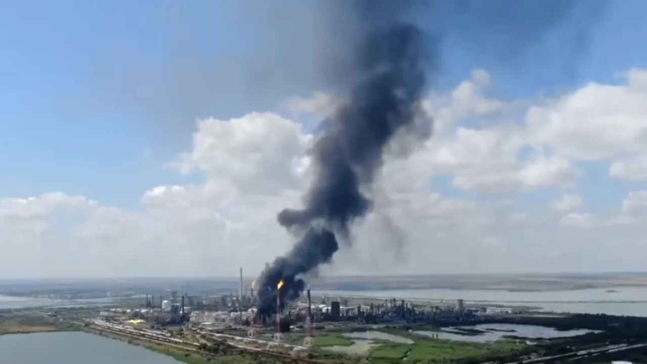 VIDEO  Imagini din dronă cu incendiul izbucnit la Rafinăria Petromidia-Năvodari