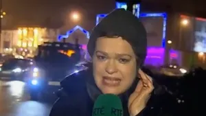 INEDIT: Un reporter TV, vedetă pe Internet, după ce a fost prinsă de o furtună în timpul transmisiei - VIDEO