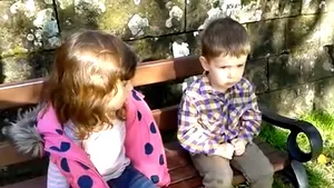 Cum îşi dojeneşte o fetiţă de patru ani fratele mai mic: 
