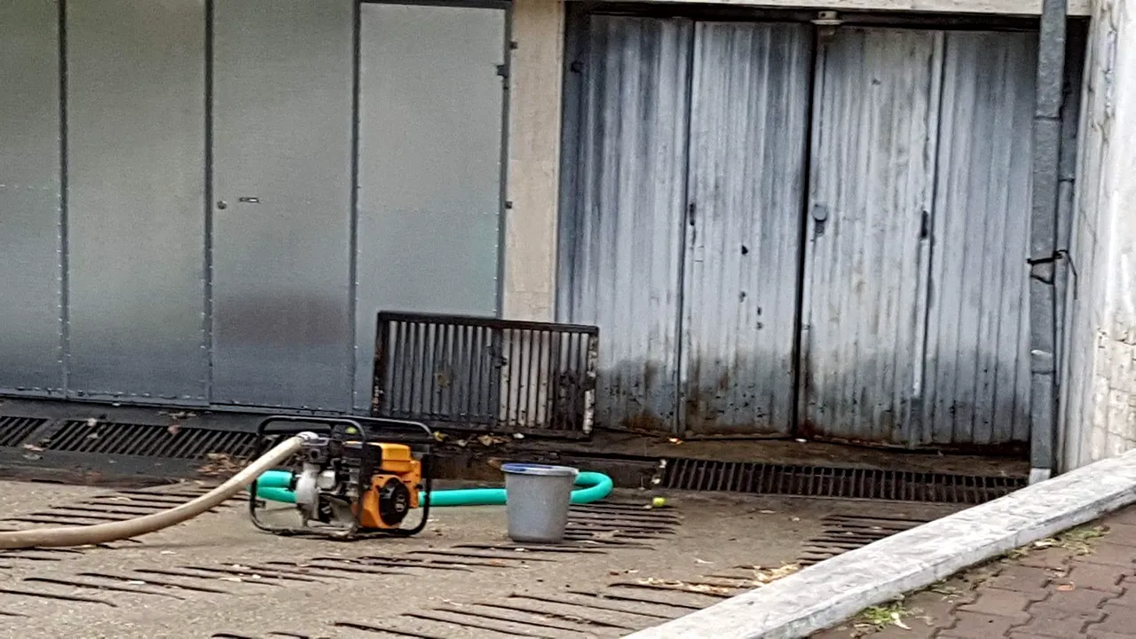 Inundaţie la Tribunalul Gorj, mai multe dosare au intrat în apă. Prim-procuror: Noi ne-am gospodărit cu o pompă. Nu avem spaţii, aşteptăm clădirea nouă/ Dosarele, depozitate într-un garaj