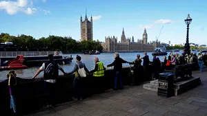 Susţinătorii lui Julian Assange au format un lanţ uman în faţa parlamentului britanic. Aceştia cer să nu fie extrădat în SUA