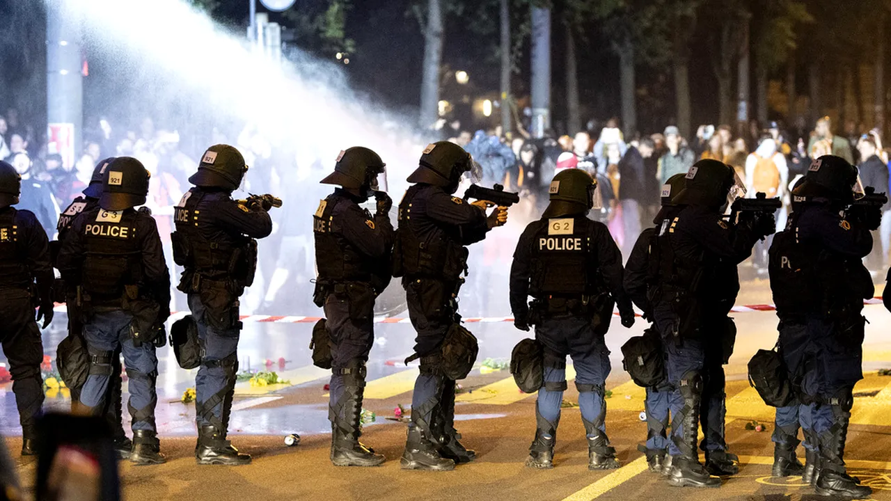 Elveţienii au ieşit în stradă, pentru a protesta împotriva restricţiilor anti-Covid. Poliţia a folosit gloanţe de cauciuc