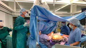 FOTO incredibil. Ce poţi face în timp ce eşti operat pe creier? O italiancă a gătit măsline pane, iar un alt pacient a cântat la vioară