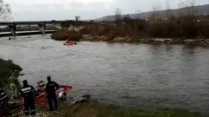 Pompierii au reuşit să salveze de la înec un pescar care a rămas blocat în mijlocul Jiului