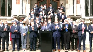 COMENTARIU Sorin Avram: Rareş Bogdan cu văruitul, Raluca Trucan cu spălatul geamurilor