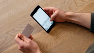 AI-ul poate face cumpărături în locul nostru. Revolut și Visa au testat prima plată inițiată de un agent AI în Franța