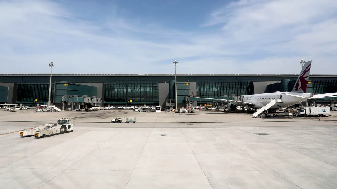 Aeroportul Doha din Qatar a început o anchetă internă după ce a fost descoperit un nou născut în toaleta terminalului. Compania este acuzată de control abuziv faţă de pasageri