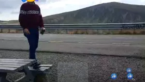 Horă pe bancă. DRDP Craiova, indignată de comportamentul unor turişti pe Transalpina