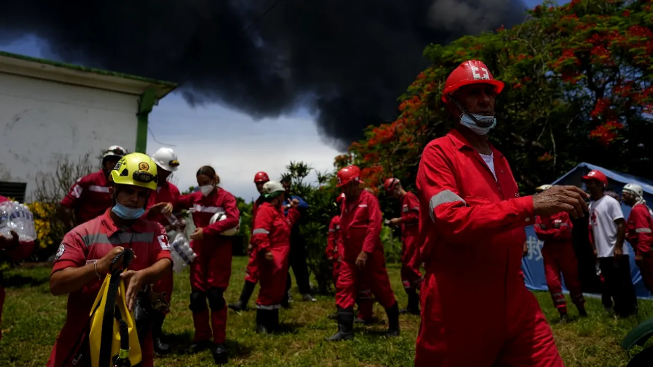 Incendiu de proporţii la un depozit cubanez de combustibil, după ce a fost lovit de fulger. Zeci de persoane rănite, 17 pompieri, daţi dispăruţi