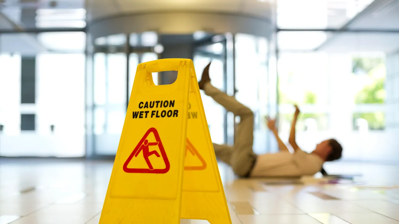 O femeie a alunecat în baia dintr-un mall din Capitală şi a primit despăgubiri de peste 78.000 lei