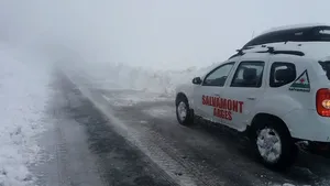 Strat de zăpadă de aproape 1 metru pe Transfăgărăşan. UPDATE: Drumul, închis temporar pentru deszăpezire/ Salvamontiştii sfătuiesc turiştii să nu se aventureze pe munte în aceste zile | FOTO, VIDEO