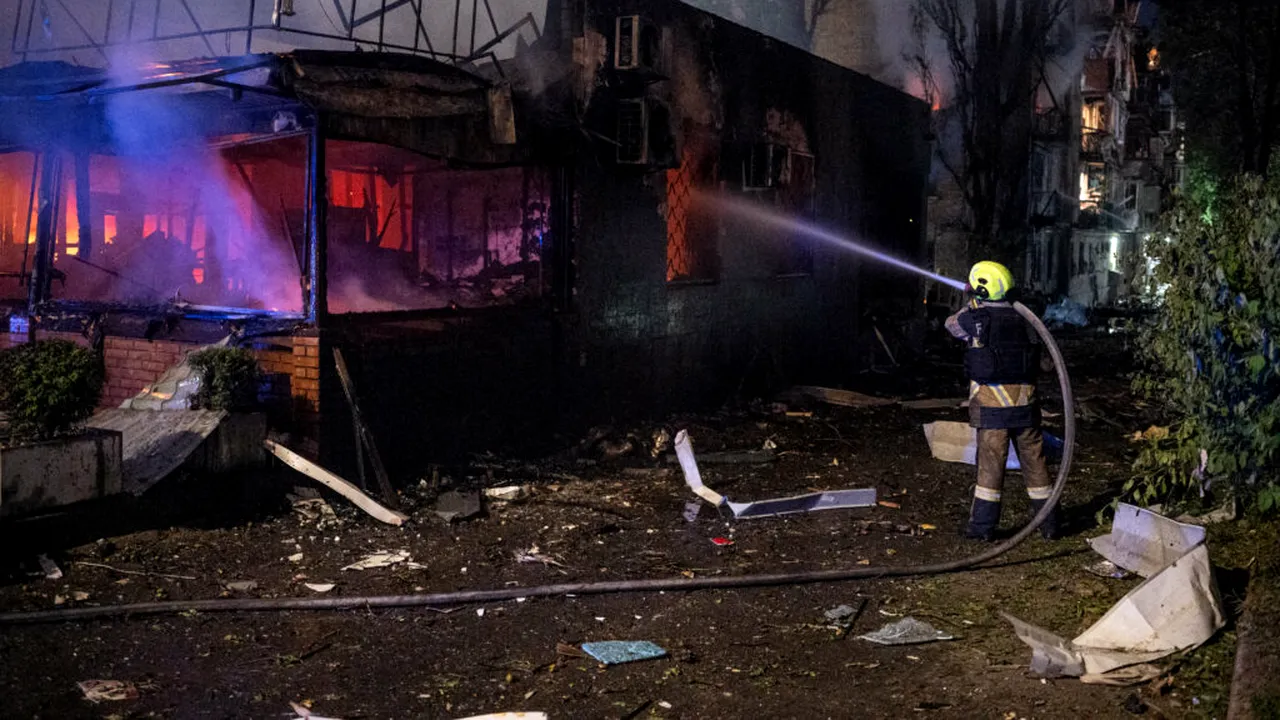 Alertă aeriană declanșată la Kiev: 6 oameni, răniți. O școală, un bloc, dar și mai multe depozite au luat foc