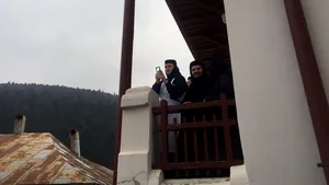Stareţul unei mănăstiri atestate pe vremea lui Ştefan cel Mare, obligat de instanţă să dea jos termopanele de pe biserică