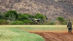 Asociațiile de fermieri se opun proiectului de lege care permite pulverizarea aeriană a pesticidului cu drone