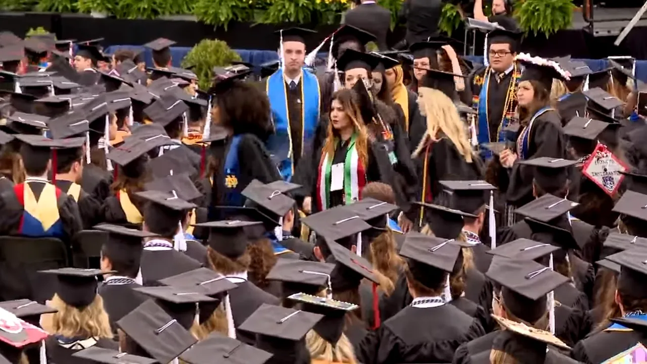 VIDEO Studenţii de la Notre Dame şi-au părăsit propria ceremonie de absolvire, în timp ce vice-preşedintele Mike Pence
ţinea un discurs