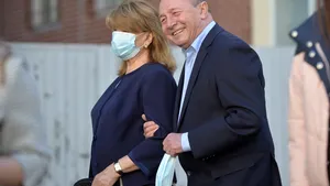 Băsescu a încălcat regulile CNA, la ieşirea de la urne, şi a fost scos din emisie de televiziuni