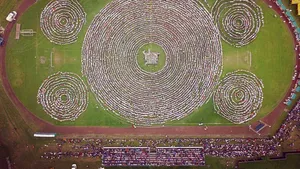 FOTO Bistriţa-Năsăud a intrat în Cartea Recordurilor şi a stabilit două recorduri mondiale: 9.506 persoane îmbrăcate în costume populare şi cel mai mare dans popular românesc în sincron