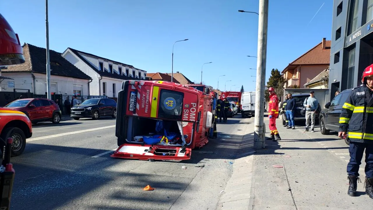 UPDATE: Ambulanță SMURD și o mașină implicate în accident pe o stradă din Sibiu. Plan Roșu activat