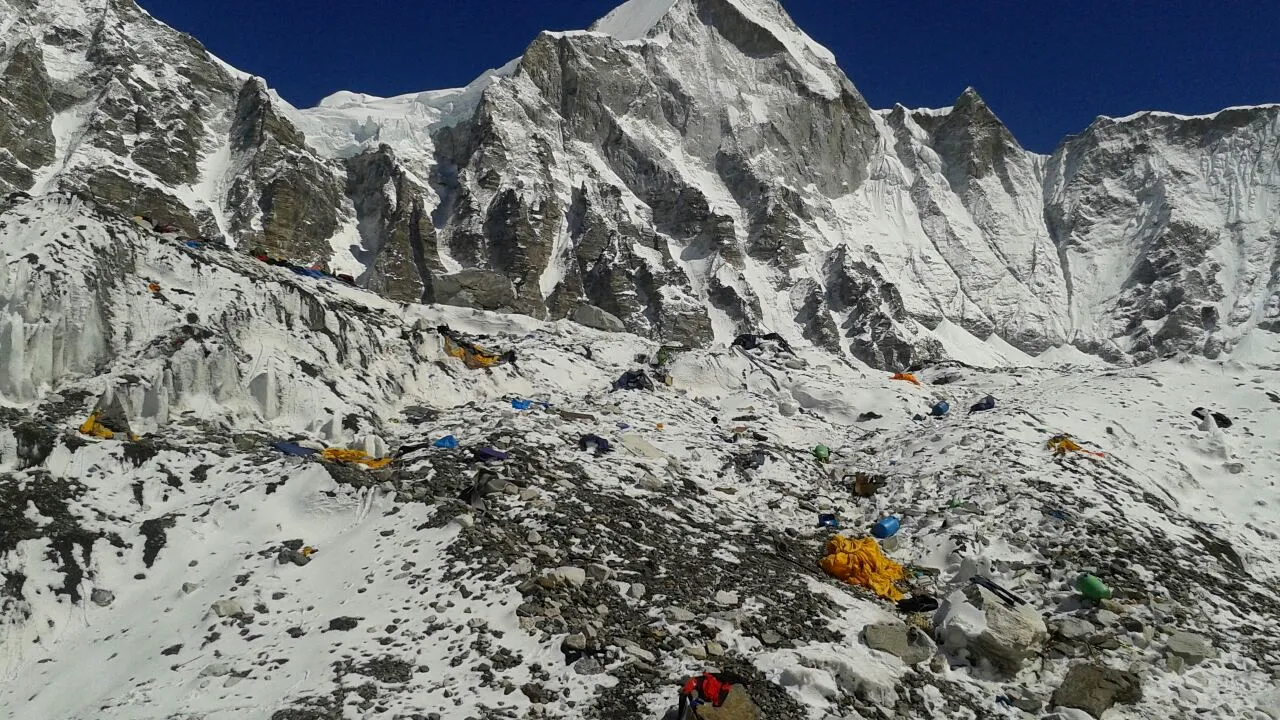 Toţi alpiniştii ce vor să urce pe Everest vor trebui să facă acest lucru 