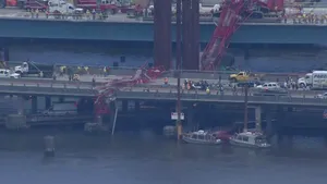 O macara s-a prăbuşit peste un pod, în oraşul american New York- FOTO, VIDEO