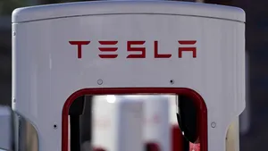 VIDEO Tesla deschide prima staţie de încărcare rapidă din România. Cele patru oraşe unde vor funcţiona Supercharger Stations