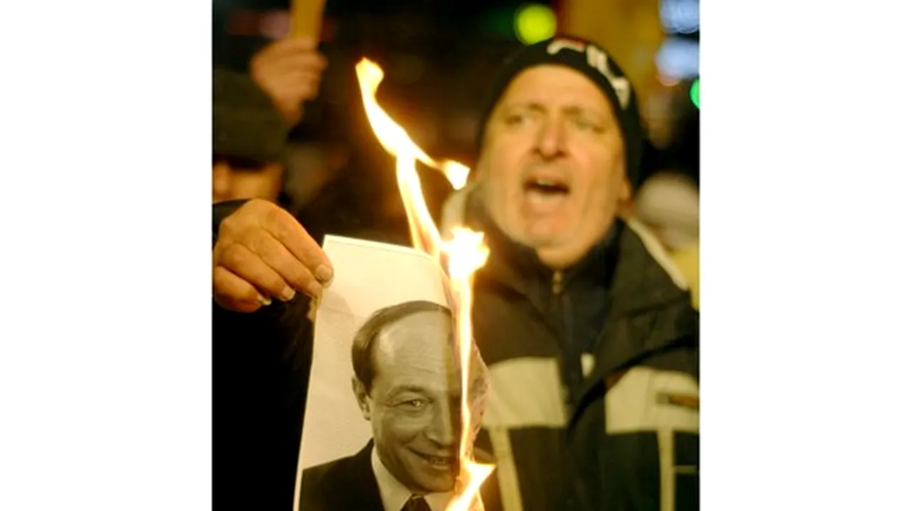 Fotografii cu Băsescu şi Boc, incendiate în Piaţa Sfatului din Braşov