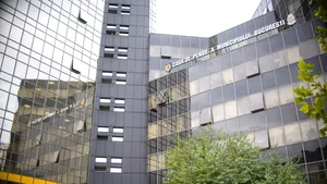 Un bărbat a aruncat benzină pe holul Casei de Pensii din Sectorul 6 și a amenințat că dă foc